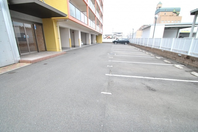 久留米市東櫛原町の賃貸マンションの駐車場