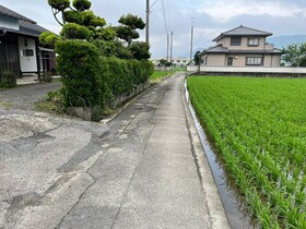 中古戸建の前面道路含む現地写真