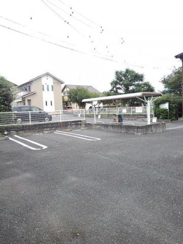 サンバティーク　ハウスＢの駐車場|駐車場があるので、車を買う予定の方も安心です