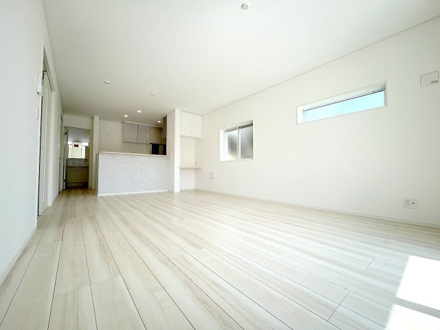 羽村市川崎3丁目　全2棟の居間・リビング|開放的なLDKは18帖ございます♪
