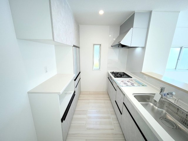 羽村市川崎3丁目　全2棟のキッチン|カップボードも標準装備♪
