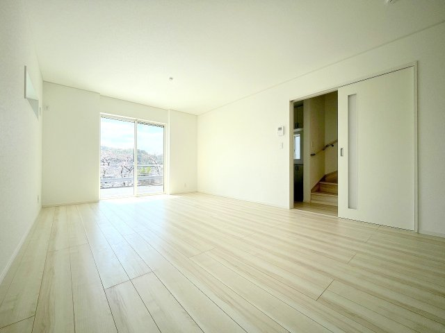 羽村市川崎3丁目　全2棟の居間・リビング|リビングには収納とカウンター付♪
