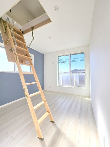 羽村市川崎3丁目　全2棟の洋室|小屋裏収納庫付き洋室♪
