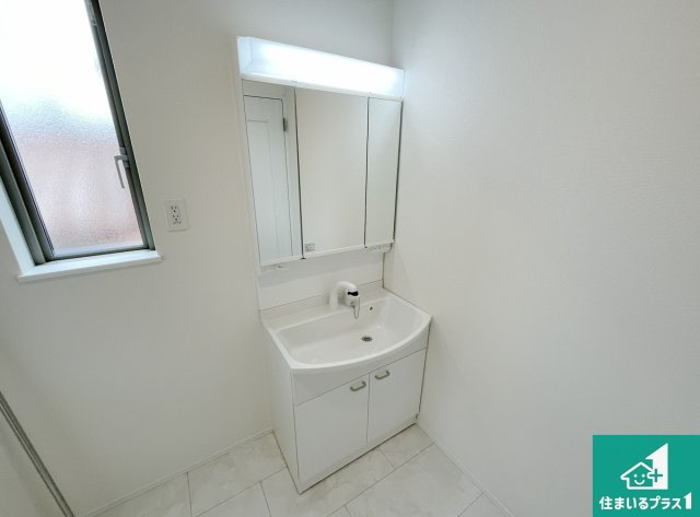 明石市東朝霧丘　第3期　新築一戸建ての独立洗面台|清潔感のある洗面台です。フラットな鏡は掃除がしやすく毎日清潔！鏡裏には収納があるのでスッキリとした洗面台が保てます。