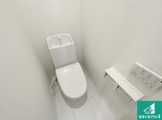 明石市東朝霧丘　第3期　新築一戸建てのトイレ|1・2階の2ヶ所にあるので、朝の忙しい時間の順番待ちもなく、深夜の利用にも大変便利です。
