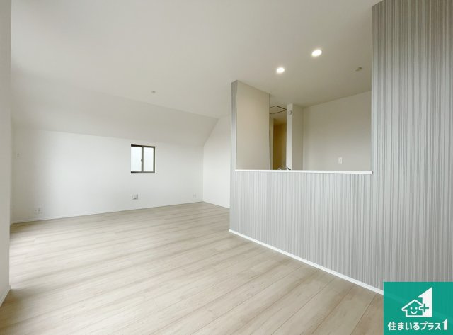 明石市東朝霧丘　第3期　新築一戸建ての居間・リビング|シンプルなリビングは、観葉植物等のインテリアを楽しめますね！パパ好みにも、ママ好みにも家具次第で雰囲気を変えることができます！