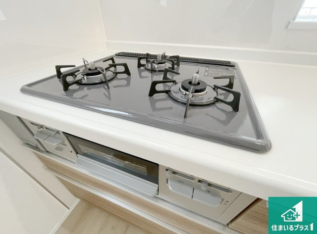明石市東朝霧丘　第3期　新築一戸建ての設備|ダブル高火力Ｓｉセンサー付きコンロ！３口あるので、まとめて料理をする時も大活躍！