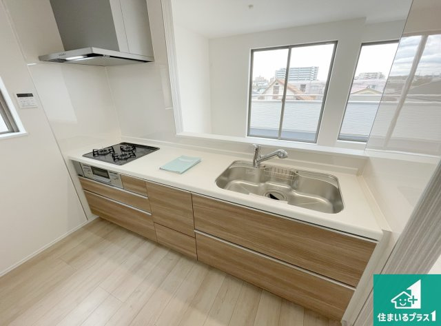 明石市東朝霧丘　第3期　新築一戸建てのキッチン|子供を見守りながらお料理が出来るため家族のコミュニケーションか増えます♪スペースが広く確保されている為お子様が大きくなったときは一緒に料理を楽しめます♪