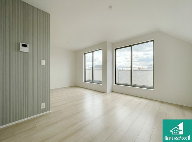 明石市東朝霧丘　第3期　新築一戸建ての居間・リビング|明るいリビングで朝の目覚めもスッキリできそう！対面キッチンでご家族のコミュニケーションも自然と増える設計！小さなお子様が遊ぶスペースを作っても広々とくつろげるLDK！