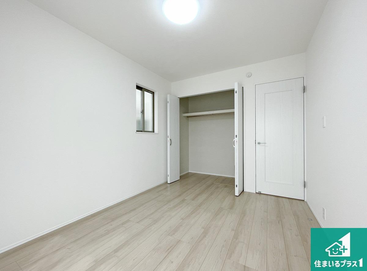 明石市東朝霧丘　第3期　新築一戸建ての洋室|収納スペースが充実しているので子供の成長に合わせてたくさん収納ができます！家族構成に合わせた様々な活用ができる収納！