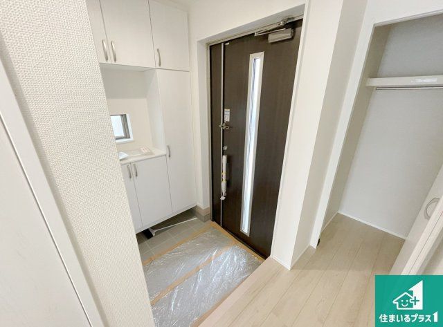 明石市東朝霧丘　第3期　新築一戸建ての玄関|ご家族皆様の靴もたっぷり収まる大容量の玄関収納を設けました。見た目もスッキリ綺麗な玄関に！