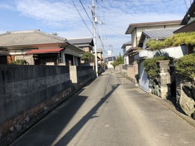 中古戸建の前面道路含む現地写真