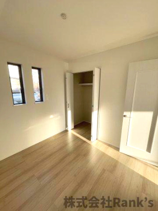 明石市東朝霧丘の洋室|各居室に収納スペースがあります。