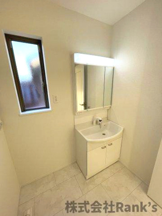 明石市東朝霧丘の独立洗面台|白で統一された空間が清潔な印象を与えてくれます♪