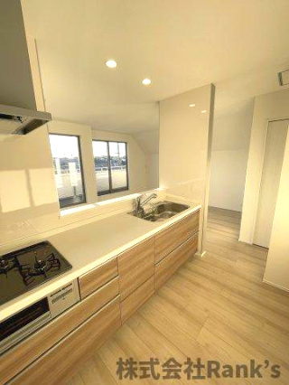 明石市東朝霧丘のキッチン|料理をしながらでもご家族との会話を楽しめる対面キッチン。