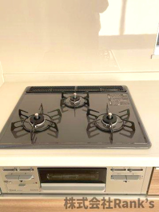 明石市東朝霧丘のキッチン|3口コンロで料理のスピードもアップ！