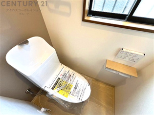 温水洗浄便座付トイレは温水洗浄機能により、暖かい水でおしりを洗浄することができ、冷たい水を使う従来の便座に比べ、温水洗浄機能で暖かいトイレを提供し、快適な使用を可能にします。