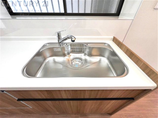 大きなシンクでお鍋などの大きな調理器具を洗う際にも便利です。