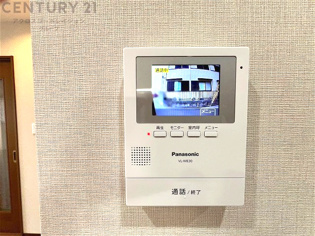 訪問者が来たときにテレビ画面で確認できるため、安心してドアを開けられます。録画機能があるものもあり、留守中に来訪者を記録しておくことができます。利便性が高く、セキュリティ面でも安心です