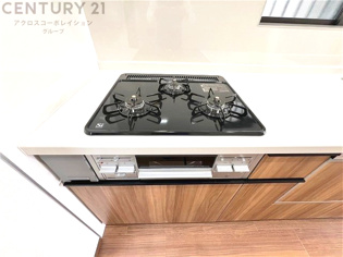 多数の調理器具を同時に使用でき、料理の効率化が可能。省エネで節約になり、様々な料理スタイルに適応できます。また、火力調整が独立しており、手入れや掃除もしやすく、今よりもっとお料理が楽しくなるかも。