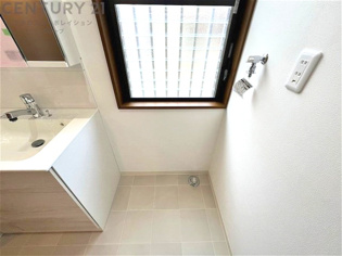 洗濯物の仕分け作業がしやすく、整理整頓が容易になります。洗濯音や湿気を他の部屋に持ち込まず、生活環境を快適に保ちます。上部を活用すれば収納スペースを確保でき洗剤や洗濯用品の整理もしやすくなります。