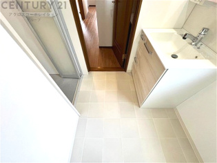 衣服の収納や脱ぎ着や整理整頓がしやすく、湿った衣類を乾燥させるスペースがありカビや臭いの発生を防ぎます。床の汚れを他の部屋に持ち込まず清潔を保つことができます。また快適な入浴環境の整備にも役立ちます。