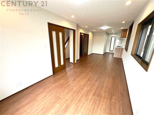 リビングダイニングは家族や友人とのコミュニケーションを楽しむ場所でくつろぎながら食事や会話を楽しめ、多目的に利用できリラックスできる空間です。家庭内の中心として機能し、快適な生活をサポートします。