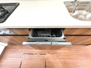 手洗いに比べて時間や労力を節約できることです。また、高温のお湯で洗浄されるため、雑菌や細菌を殺菌する効果もあります。さらに、乾燥機能があるため、手で拭く手間も省け衛生的に保管できます。