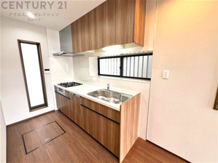 壁付けシステムキッチンはスペースの最大限の有効活用が可能で、動線がスムーズになり調理や準備が快適で効率的に行えます。収納スペースや吊り戸棚が設けられ、調理器具や食器類をスマートに収納できます。