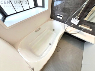 ユニットバスは省スペースでありながら、シンプルな設計と使いやすさを備え、簡便なメンテナンスが可能です。大きな窓付きで換気にも便利です。またミラー・小物置き場もあり便利です。