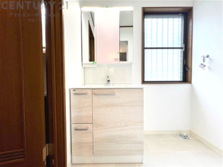 化粧品や洗顔料、歯ブラシなどの必需品をまとめて置ける収納スペースがあり、使用するたびに取り出す手間が省けます。また、水回りのため、濡れても大丈夫な素材が使用されており、お手入れが簡単です。