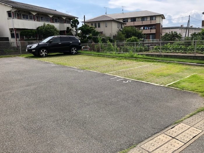 オリーヴァ東櫛原　B棟の駐車場|駐車スペースもあります☆