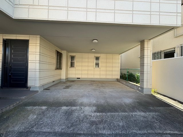 メゾン寺崎の駐車場