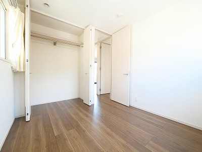 中町戸建の洋室