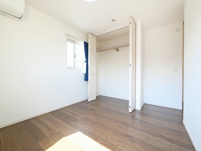 中町戸建の洋室