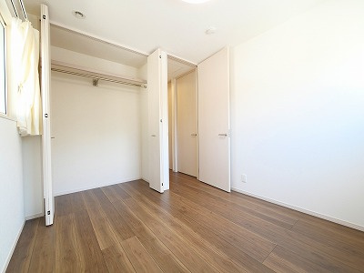 中町戸建の洋室