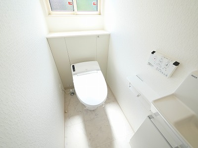 中町戸建のトイレ