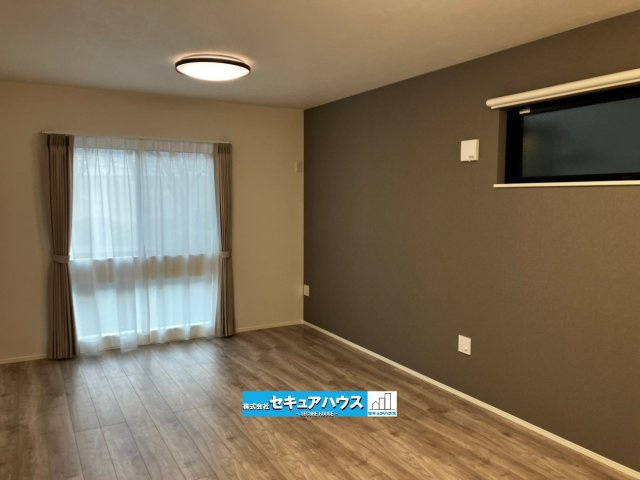 【今からご案内可能】豊明市栄町南舘Ⅱ 全2棟 A棟 の居間・リビング|■約13.6帖のLDK　
通学から帰宅し、リビングルームで会話を楽しむ子ども達。リビングから臨む景色は太陽色に染まり、解放感溢れゆったりとしたひと時を過ごすことが出来る素敵な空間です。