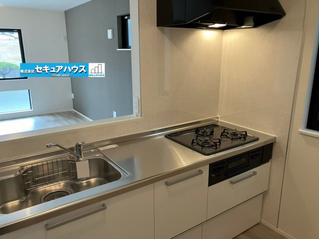 【今からご案内可能】豊明市栄町南舘Ⅱ 全2棟 A棟 のキッチン|■キッチンスペース
ご家族みんなで調理ができる位のスペースを実現したキッチン空間となっております。みんなで作った料理を召し上がりながらの会話は、どのような物になるのでしょうか。
