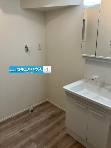 【今からご案内可能】豊明市栄町南舘Ⅱ 全2棟 A棟 の独立洗面台|【独立洗面化粧台】
良く通勤通学に向かえそうですね！鏡の裏にはたっぷりと収納スペースを標準装備！
◆電源を付属しているのでドライヤーなど利用できます。