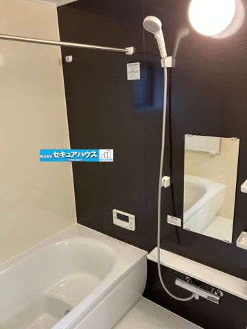 【今からご案内可能】豊明市栄町南舘Ⅱ 全2棟 A棟 の浴室|【浴室】
アクセントパネルで落ち着きのある雰囲気を演出します。毎日の疲れを癒やすバスタイムをお楽しみ下さい！
窓付きで、カビの繁殖を抑える効果があります。また、空間を明るく広く見せる効果もあります。