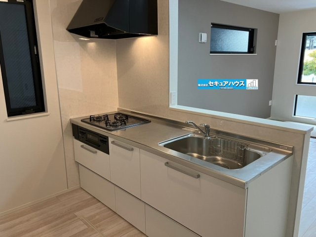 【今からご案内可能】豊明市栄町南舘Ⅱ 全2棟 B棟のキッチン|■キッチンスペース
LDKが見える対面キッチンのため子供の様子を見ながら料理することができます。