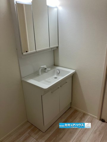 【今からご案内可能】豊明市栄町南舘Ⅱ 全2棟 B棟（月々70,000円台～）の独立洗面台|■洗面台・洗面所
収納スペースもバッチリなこちらの洗面台。忙しい朝の時間にお役立ち！化粧品やヘアケア用品など細かな物も鏡の裏に見えない収納可能です♪