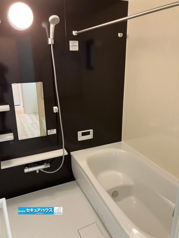 【今からご案内可能】豊明市栄町南舘Ⅱ 全2棟 B棟の浴室|■バスルーム
快適な使い心地とゆとりある空間が1日の疲れを解きほぐすバスルーム。空間も浴槽もゆったりのびのび使えるゆとり設計。広く感じるゆとり設計で快適なリラックスタイムを過ごせます。