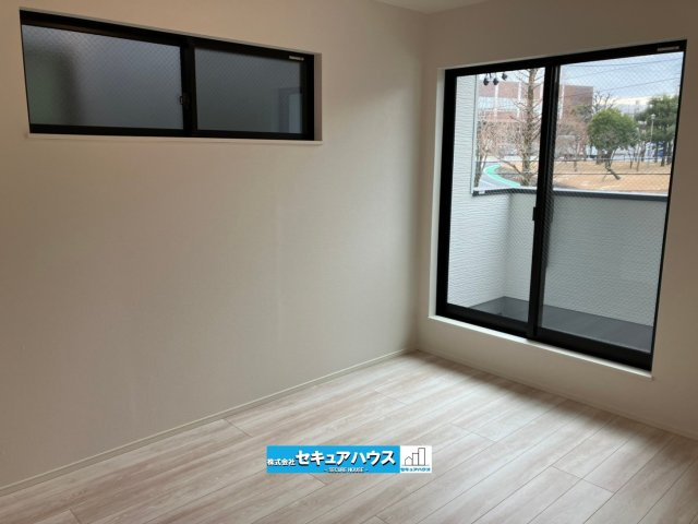 【今からご案内可能】豊明市栄町南舘Ⅱ 全2棟 B棟の洋室|■約6帖の洋室
大きな窓からは快適な光を取り入れ、通気性能を上げる事で居心地の良い空間を演出します。
趣味に合わせて使って頂けるようシンプルに仕上げてあります。
