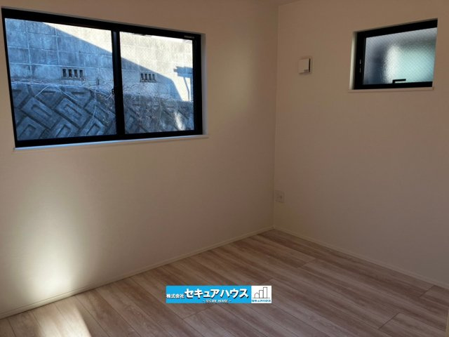 【今からご案内可能】豊明市栄町南舘Ⅱ 全2棟 B棟（月々70,000円台～）の洋室|■約5.07帖の洋室
採光もアクセントの一つとして。プライベートルームにはやさしい光が射し込んでいて、この明るい好みの空間で読書をしたり、音楽を聞いたりと一人の時間も充実したものにできます。