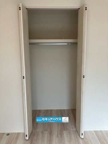 【今からご案内可能】豊明市栄町南舘Ⅱ 全2棟 B棟（月々70,000円台～）の収納|■収納クローゼット
クローゼットに扉があることの主なメリットは、収納物をホコリや日焼けから守り、生活感を隠せることです。