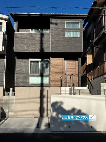 【今からご案内可能】豊明市栄町南舘Ⅱ 全2棟 B棟の外観|■現地外観写真（A棟）
敷地面積約30坪、建物面積約25坪。
駐車並列1台可能！オプション工事でカーポート設置などいかがでしょうか。その他にも、フェンスなどの「オプション工事」もご提案いたします♪