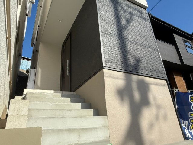 【今からご案内可能】豊明市栄町南舘Ⅱ 全2棟 B棟の玄関|■玄関
ドアを開けた際に通行人にお家の中を見られないような向きで設計しました。
