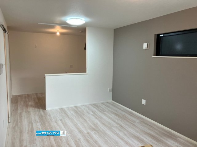 【今からご案内可能】豊明市栄町南舘Ⅱ 全2棟 B棟の居間・リビング|■約12.9帖のLDK　
通学から帰宅し、リビングルームで会話を楽しむ子ども達。リビングから臨む景色は太陽色に染まり、解放感溢れゆったりとしたひと時を過ごすことが出来る素敵な空間です。